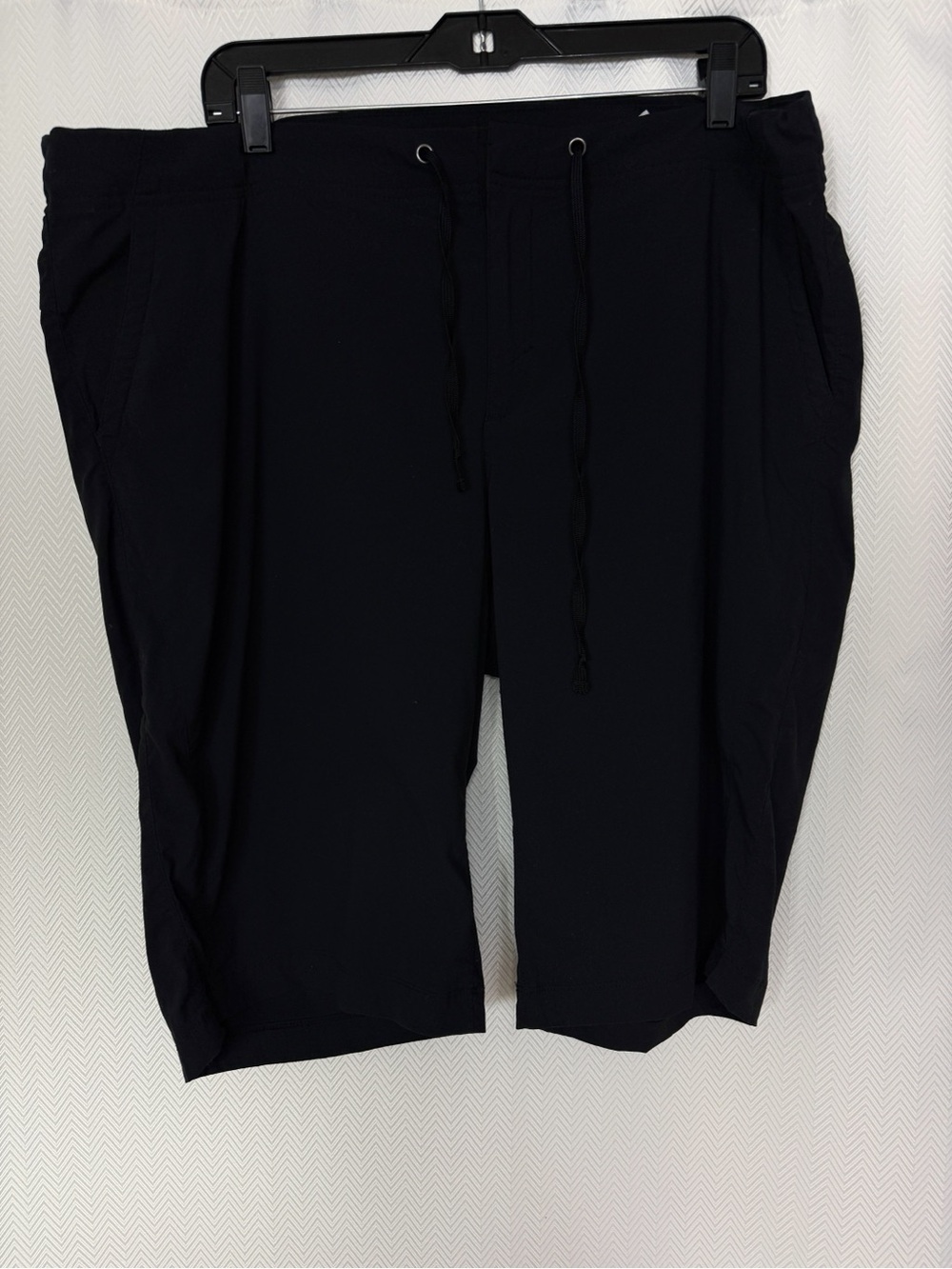 Columbia Women’s 13” Black Shorts Size 20W